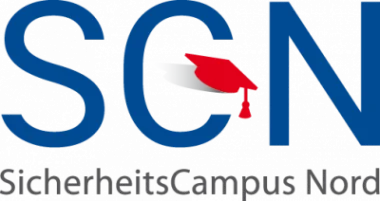 Logo des SicherheitsCampus Nord mit einem roten Graduierungshut im Buchstaben N