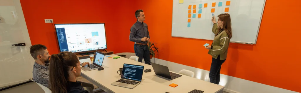 Ein Team bespricht die nächste Projektplanung